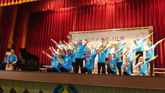 209班參加112年臺中市國中英語歌唱比賽榮獲優等，共兩張圖片