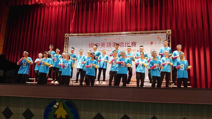 209班參加112年臺中市國中英語歌唱比賽榮獲優等，共兩張圖片