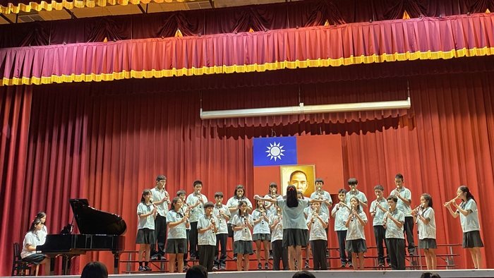 111學年度一年級直笛比賽-冠軍班級110，地點活動中心，共四張照片